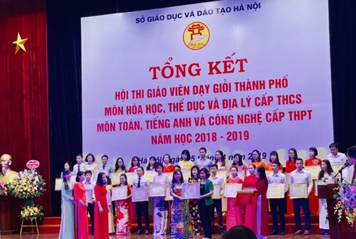 Chúc mừng cô giáo Nguyễn Thị Thu Hằng đạt giải Nhất môn Địa lý Hội thi giáo viên giỏi Thành phố Hà Nội năm học 2018-2019.
